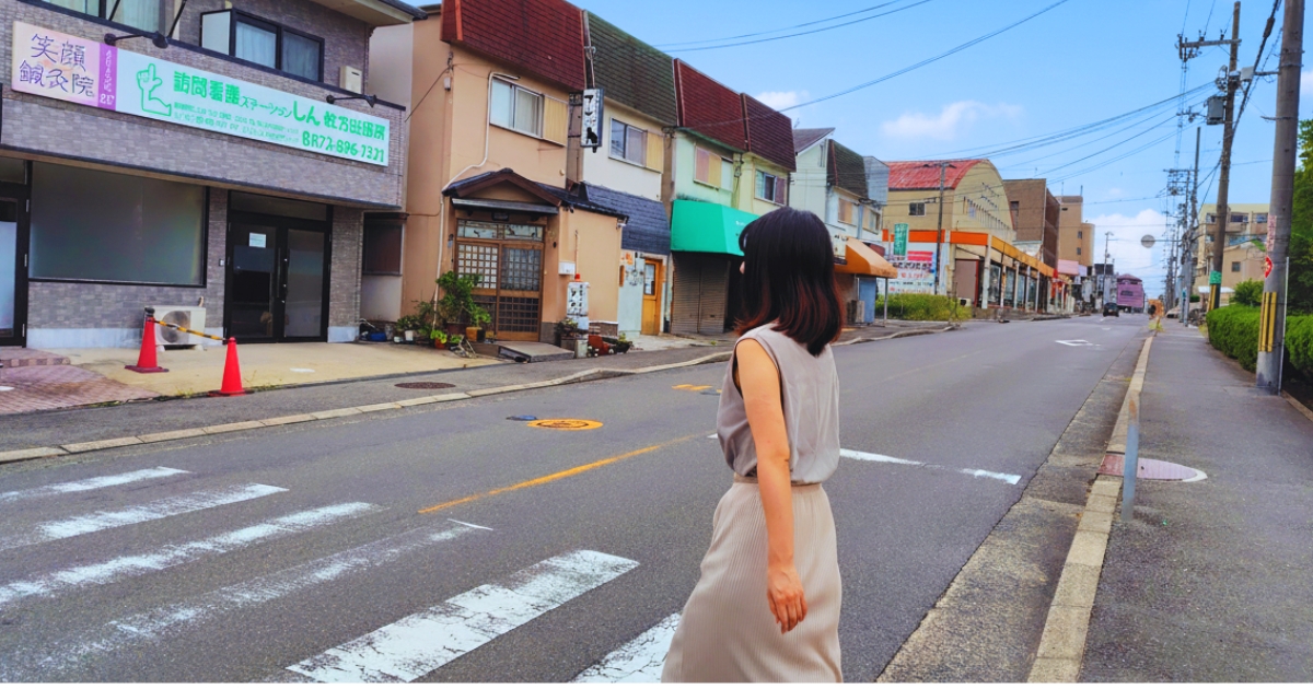 笹谷公園の前の歩道橋を渡ると、笑顔鍼灸があります。