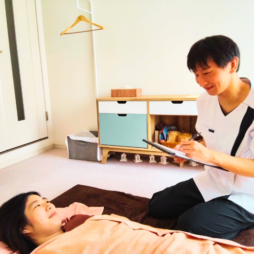 坐骨神経痛のお悩みを聞いている様子