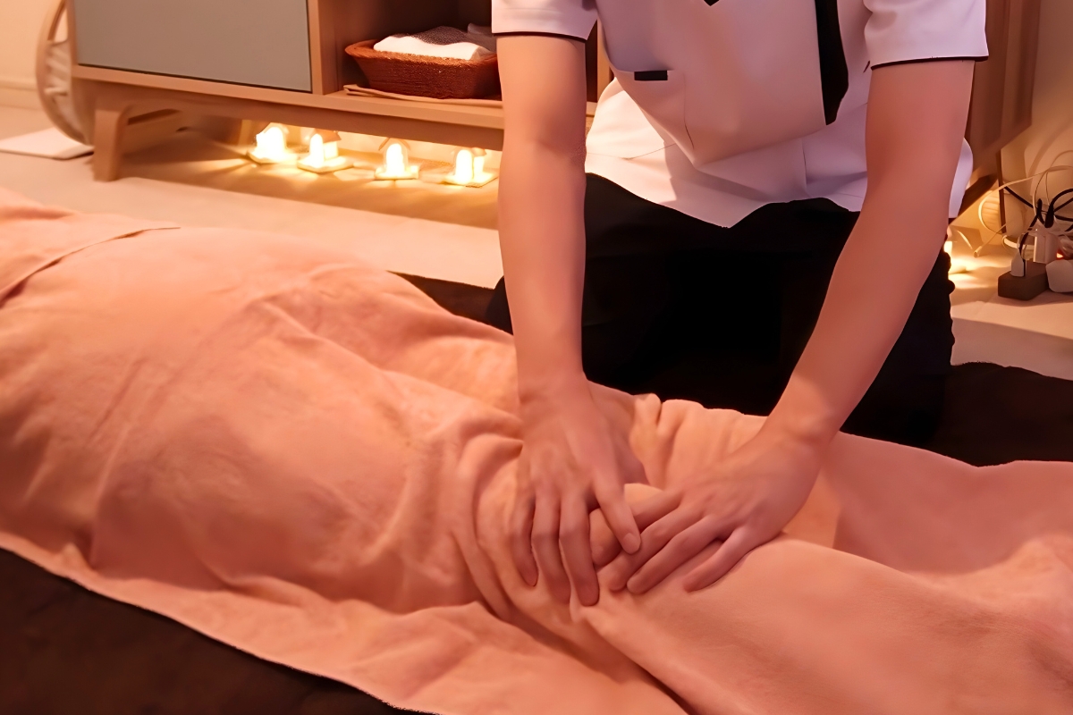 手のひらでやさしくさする（軽擦）施術イメージ