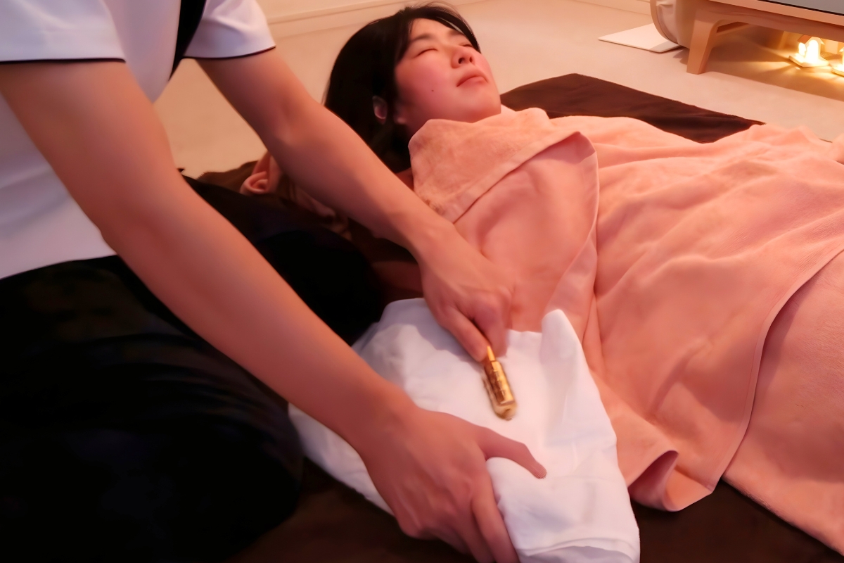 温灸棒ローラーで心地よい温度をのせていく施術イメージ