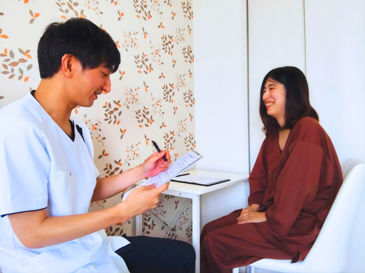 体調確認（ヒアリング）の写真（枚方市・笑顔鍼灸院）